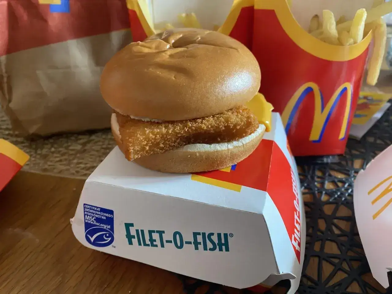 Filet-o-Fish z McDonald's, czyli ryba w bułce, idealna na szybki lunch. Obok frytki.