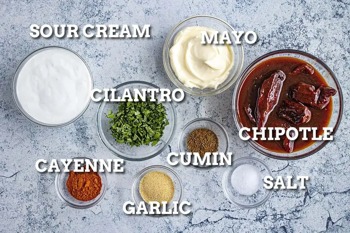 Składniki na sos: śmietana, majonez, kolendra, kmin, czosnek, sól, pieprz cayenne i oczywiście chipotle.