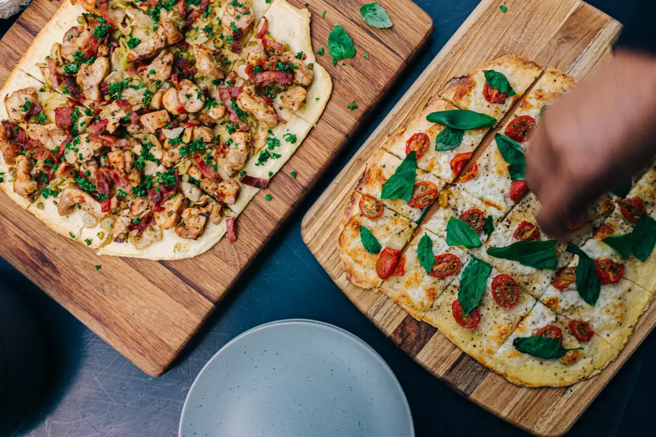 Zdrowa domowa pizza vs pizza z fast foodu porównanie