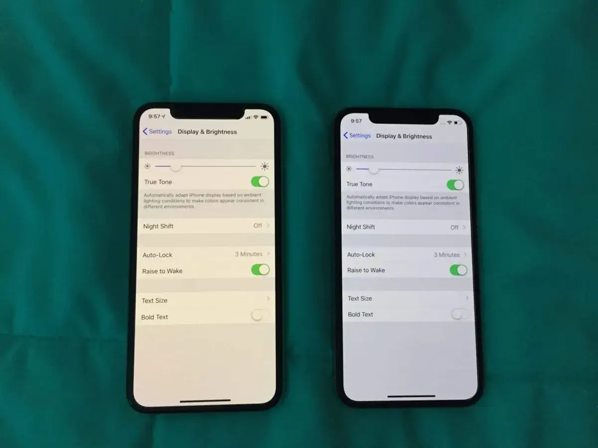 Dwa iPhone'y z włączoną funkcją True Tone, kt&oacute;ra dostosowuje kolory ekranu do otoczenia.