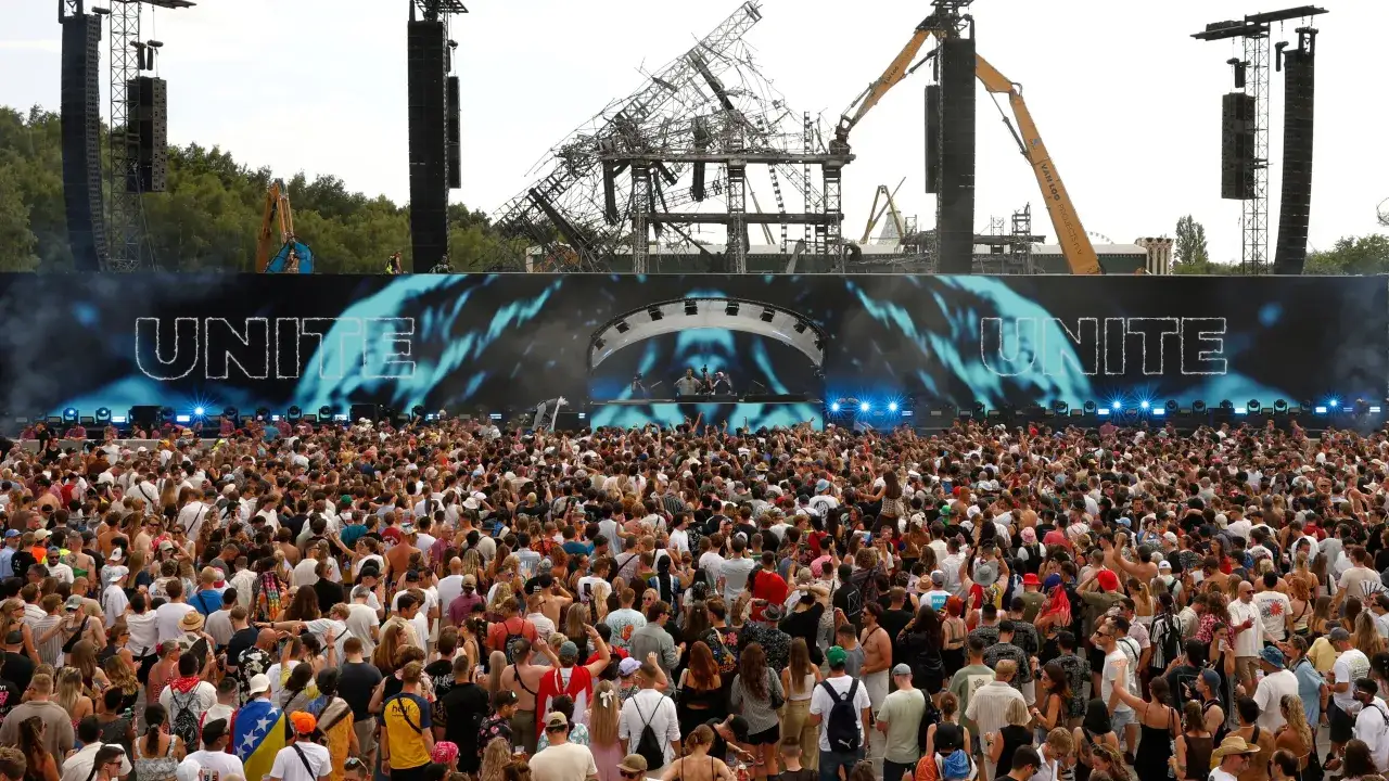 Tomorrowland main stage crowd