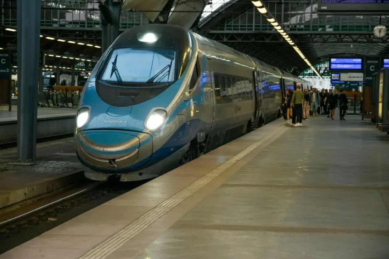 Pendolino Poznań Warszawa na peronie, pasażerowie wsiadają.