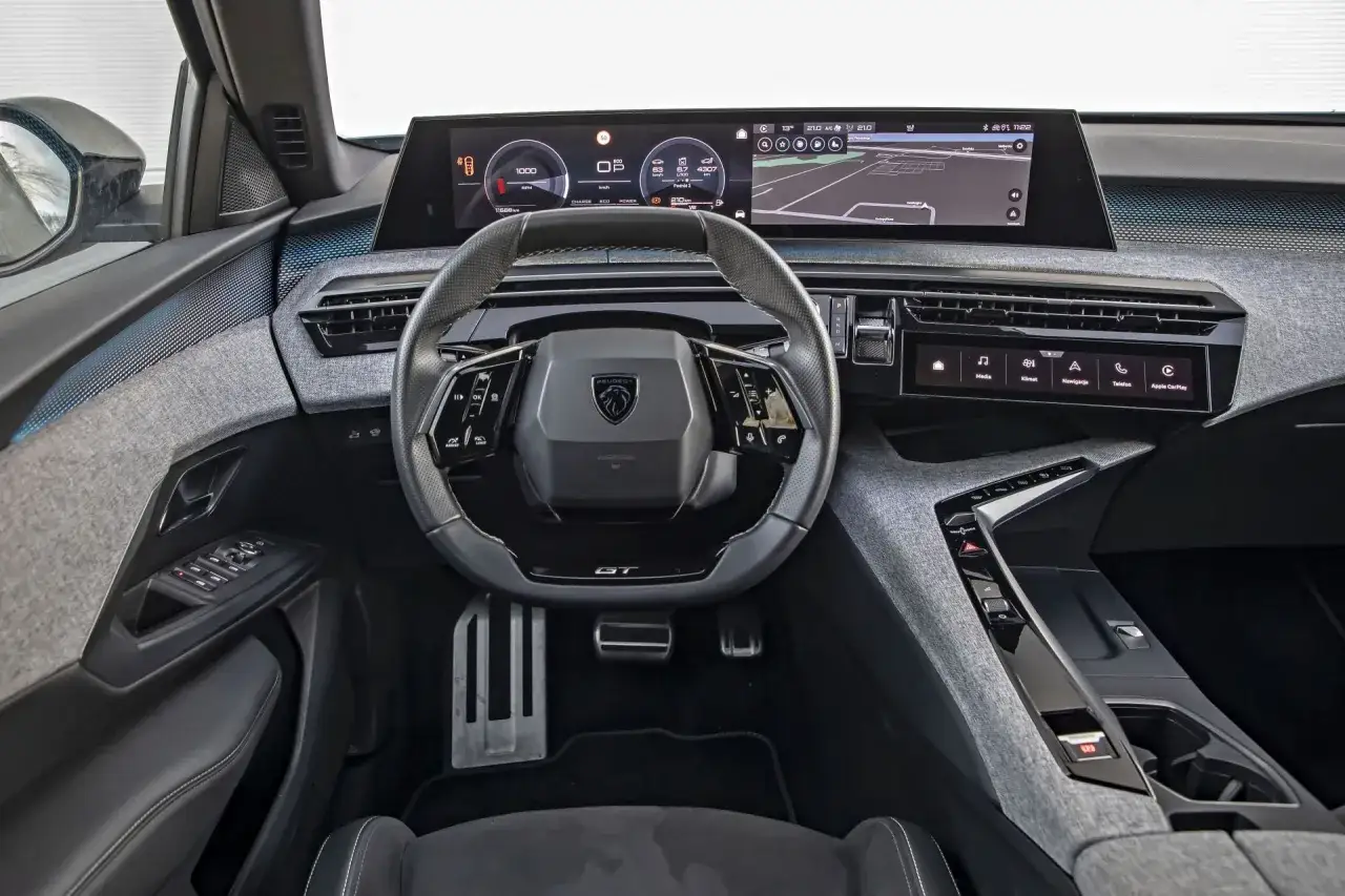 Wnętrze Peugeota 3008 z cyfrowymi zegarami i ekranem nawigacji. Sprawdź aktualną peugeot 3008 cena.