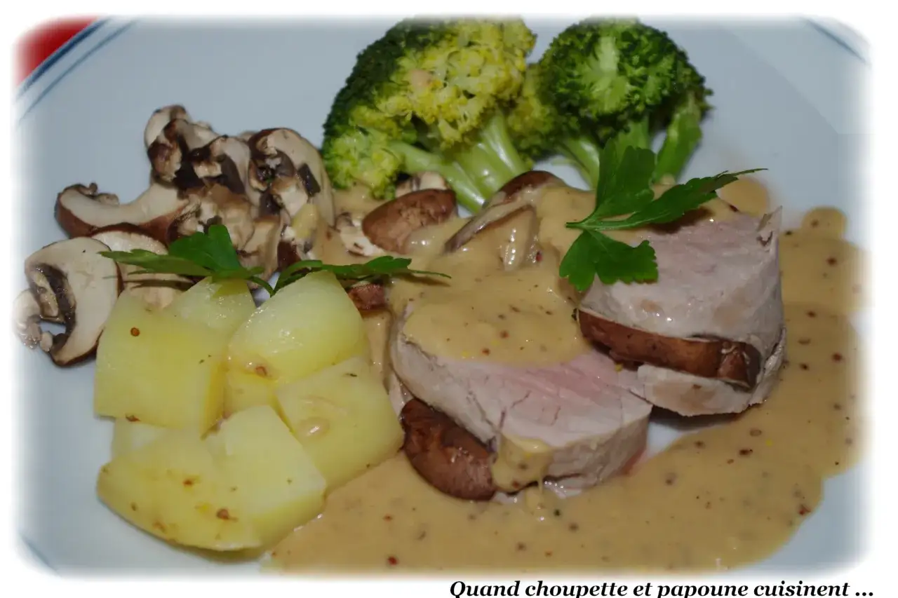 Filet mignon à la moutarde au four, servi avec pommes de terre, champignons et brocolis. Une recette savoureuse et facile à réaliser.