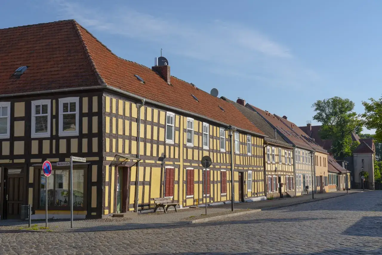 Fachwerkhäuser säumen die Kopfsteinpflasterstraße in der Templin Altstadt.