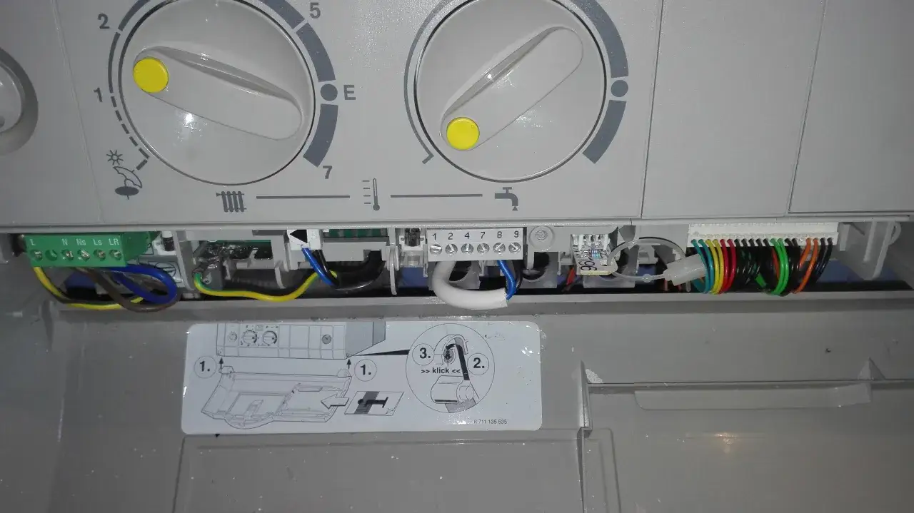 Wnętrze kotła Junkers Eurostar. Widoczne pokrętła, złącza elektryczne i przewody. Instrukcja serwisowa.