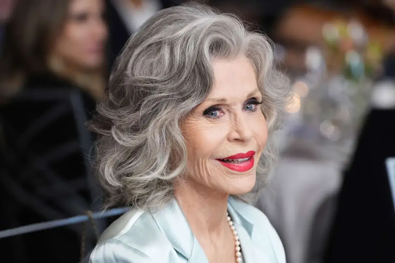 Jane Fonda, con su cabello gris ondulado y labios rojos, sonr&iacute;e. Ella sabe que si te quitas una cana salen m&aacute;s, pero no le importa.