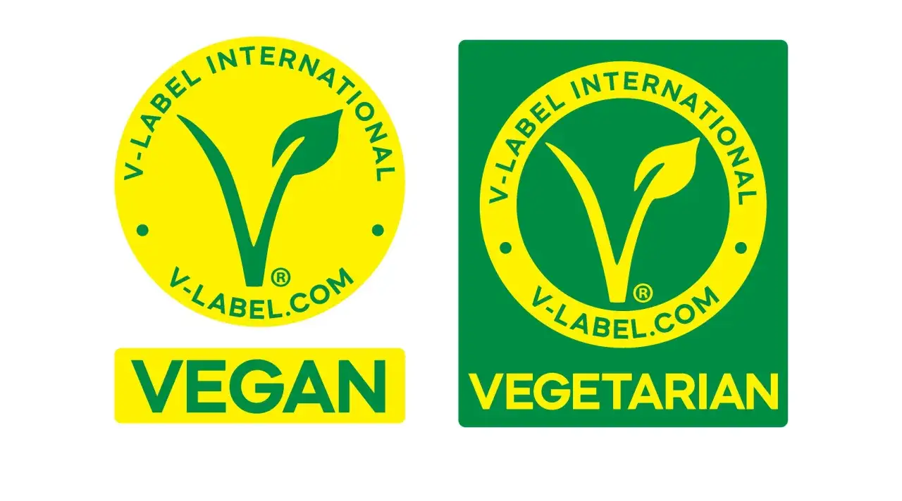 Dwa certyfikaty V-Label. Jeden żółty z napisem VEGAN, drugi zielony z napisem VEGETARIAN. Sprawdź, czy piwo jest wegańskie.