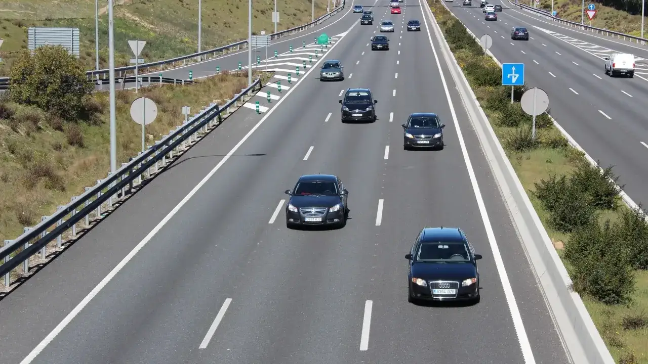 En el carril de entrada, ¿cómo debe circular? Los coches circulan por la autopista.