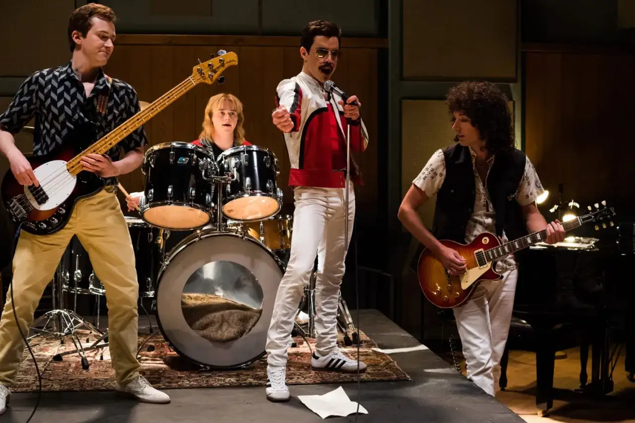 La band Queen in studio di registrazione, un'immagine iconica per la recensione di Bohemian Rhapsody.