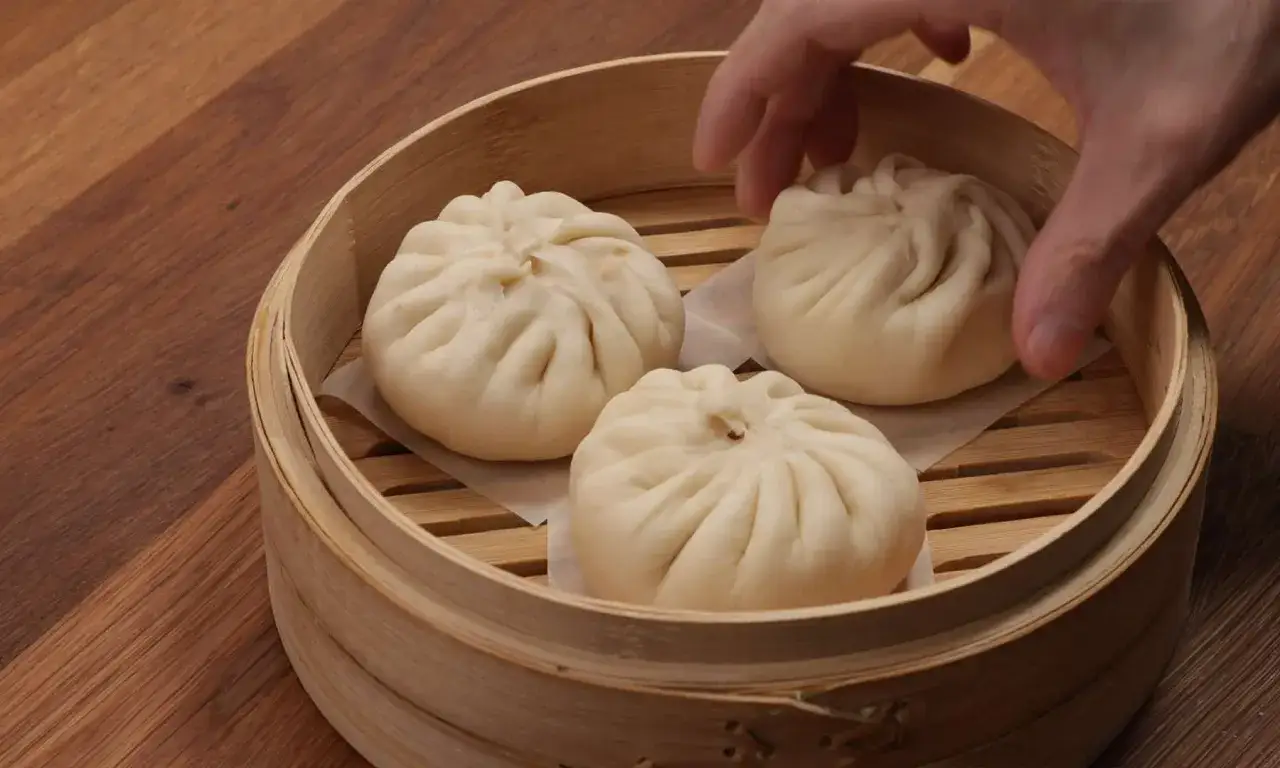 Färska bao buns i bambukorg, redo för ångkokning. Ett enkelt bao buns recept för hemmakockar.