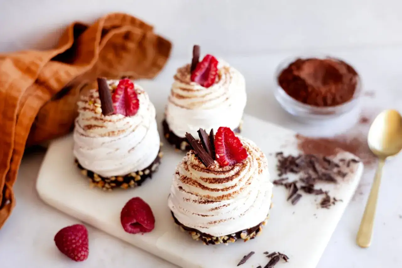 Tre eleganta desserter med vispgr&auml;dde, hallon och choklad. Ett perfekt dessert recept f&ouml;r alla tillf&auml;llen.