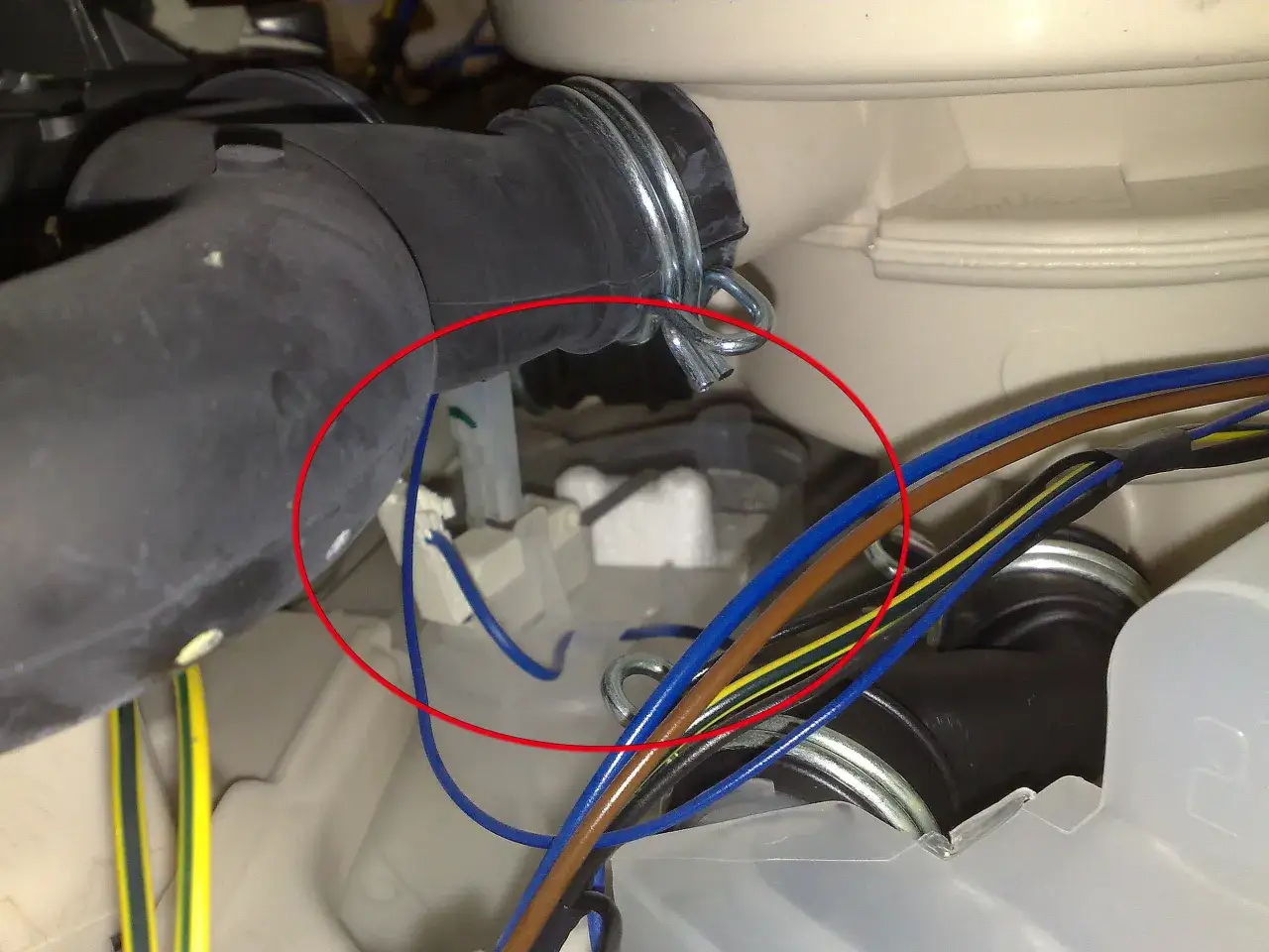 Wężyk odpływowy zmywarki Electrolux z błędem i30. Czerwone koło zaznacza miejsce potencjalnego wycieku lub problemu z połączeniem.