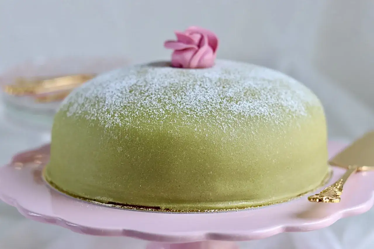 Gr&ouml;n prinsesst&aring;rta med rosa ros och pudersocker. Perfekt att baka glutenfritt f&ouml;r en festlig fika.