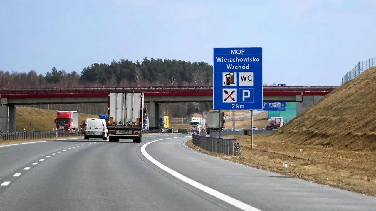 MOP Wierzchowisko Wschód: parking, WC, restauracja i stacja paliw w odległości 2 km. Kierowcy ciężarówek zmierzają do tego miejsca obsługi podróżnych.