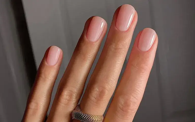modne paznokcie komunijne lipgloss milky clean girl