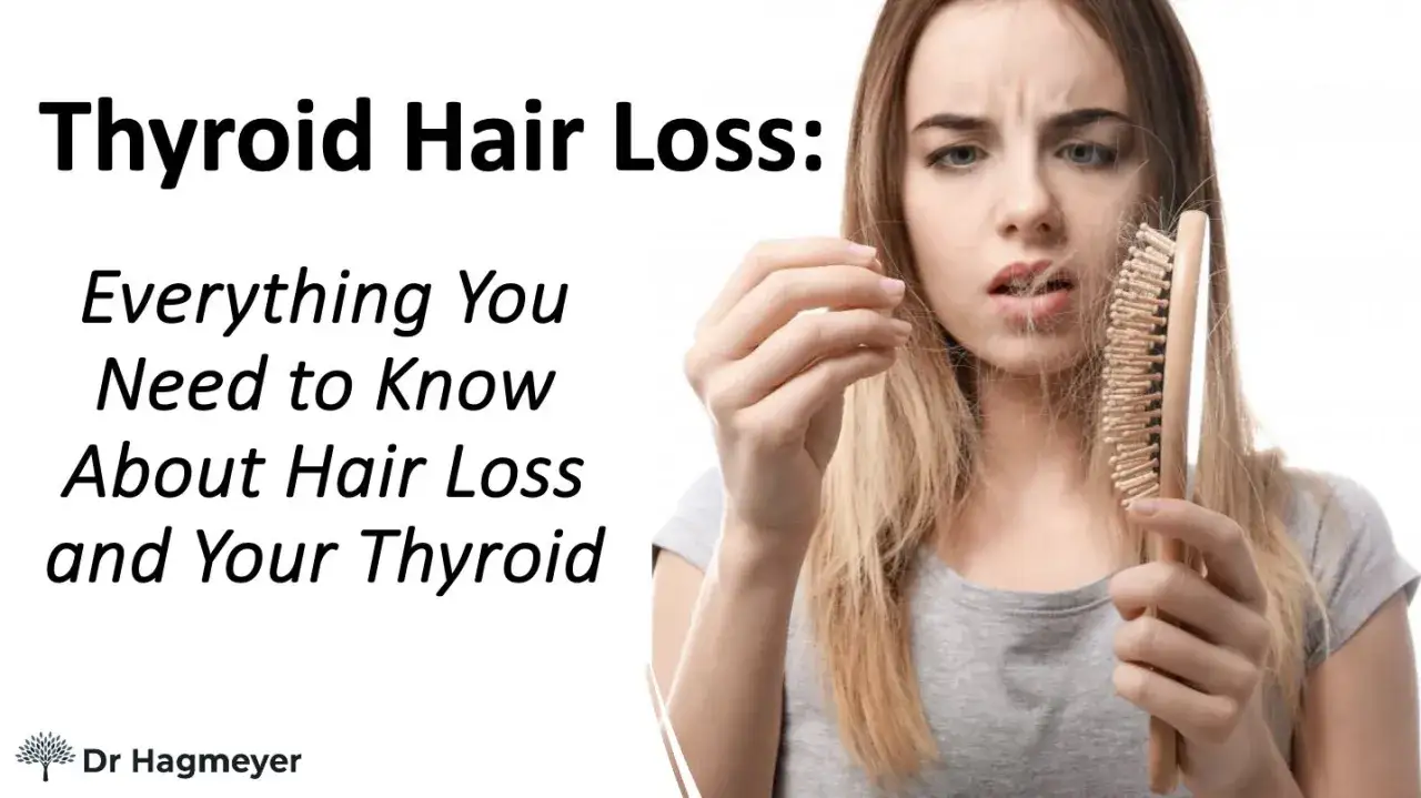 Femme inquiète tenant une brosse avec des cheveux tombés. Comprendre la perte de cheveux thyroïde et trouver une solution.