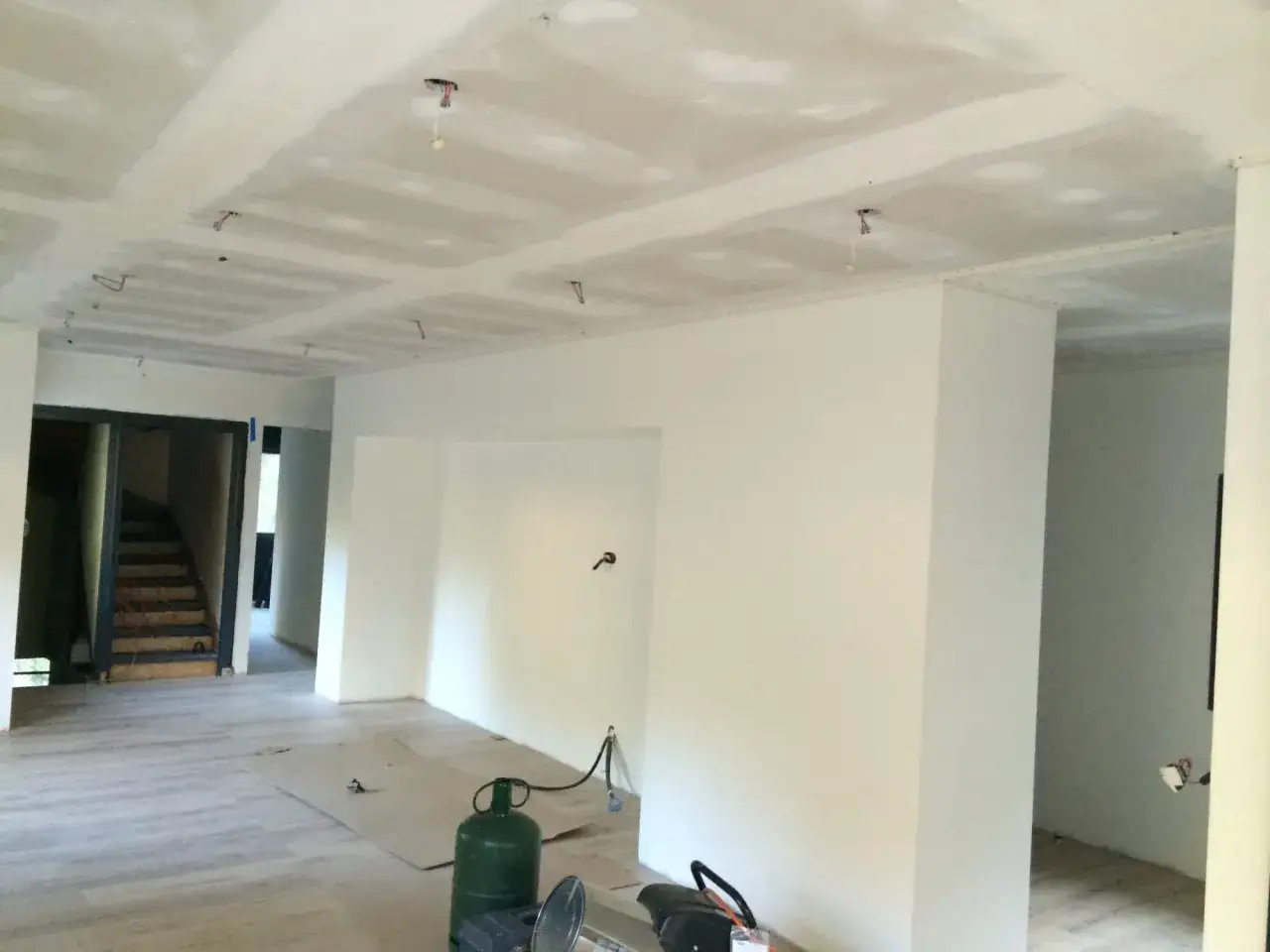 Travaux en cours pour refaire un plafond en plaques de plâtre, avec câblage apparent pour l'éclairage.