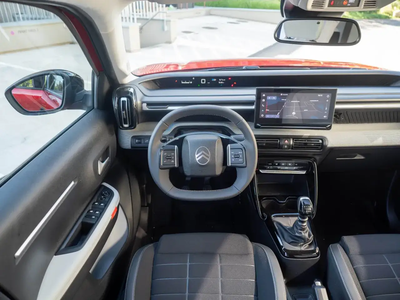 Wnętrze Citroen C3 2025: kierownica, ekran multimedialny z nawigacją, cyfrowy panel wskaźników i fotele.