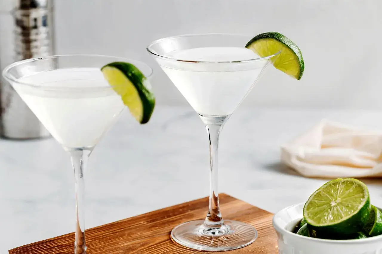 Dwa drinki Kamikaze, każdy z plasterkiem limonki. Zastanawiasz się, kamikaze drink ile procent?