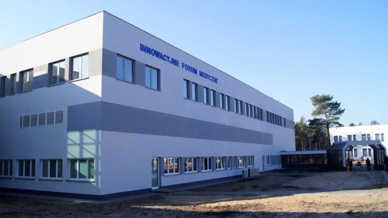 Nowoczesny budynek z napisem 