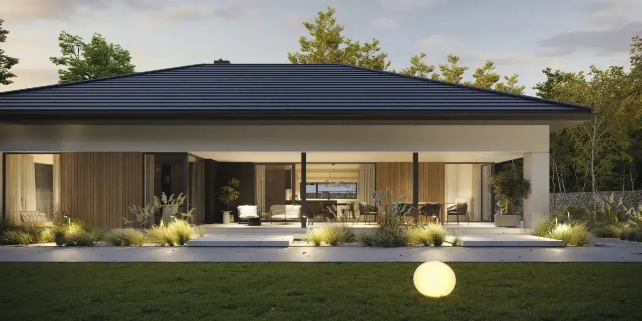 Nowoczesny bungalow z dużymi przeszkleniami i drewnianą elewacją, otoczony zadbanym ogrodem.