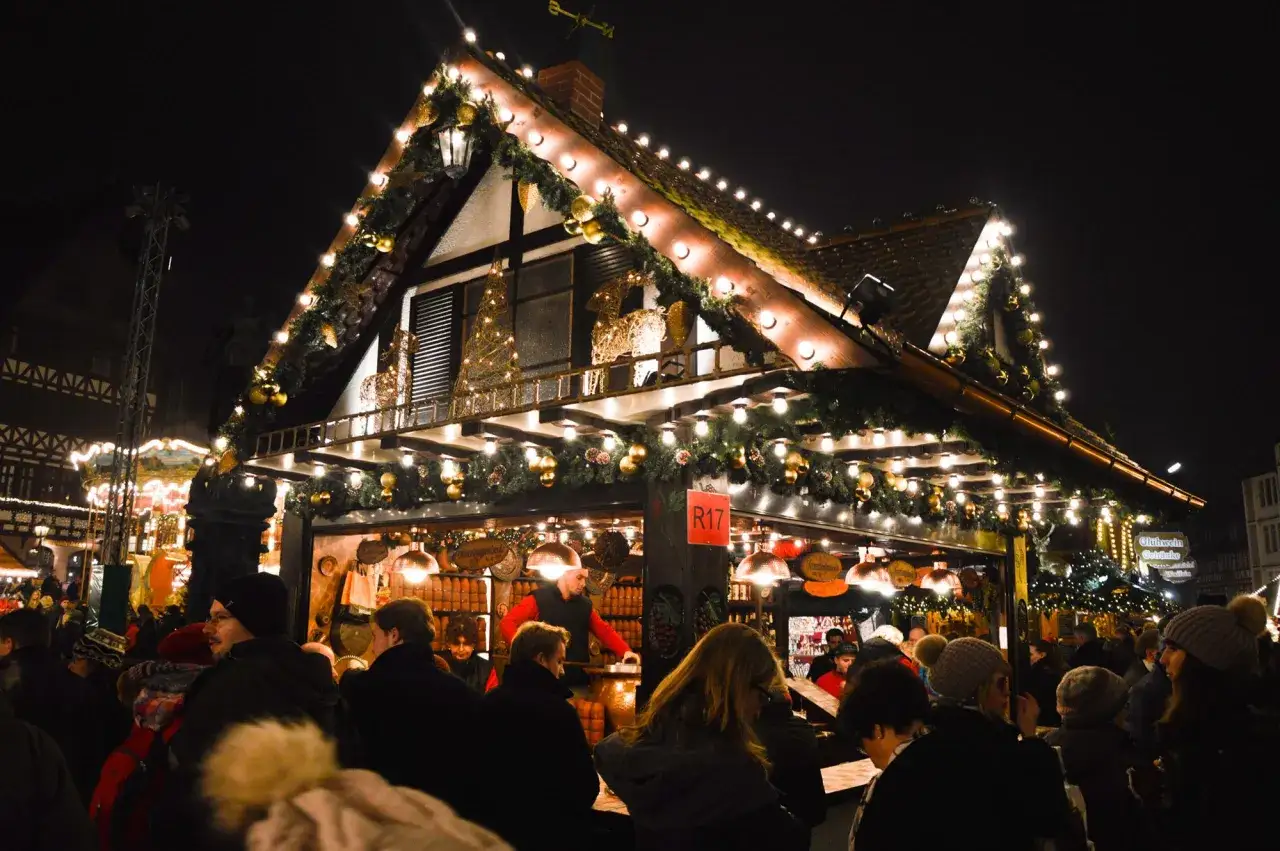 Mercado navideño en Alemania, con luces, adornos y gente disfrutando de la cultura de Alemania.