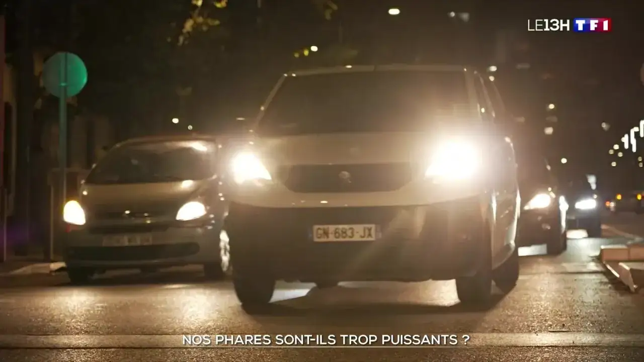 Voitures circulant la nuit, leurs phares &eacute;blouissants posent la question : nos phares sont-ils trop puissants ?