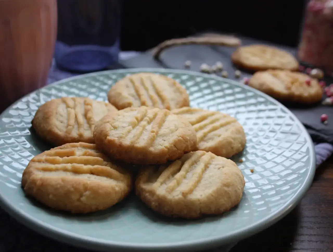 En tallrik med nybakade gaffelkakor, perfekta för fikat. Ett enkelt och gott recept som passar alla.