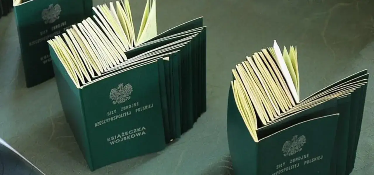Książeczki wojskowe, symbol obowiązku obronnego i wiek poborowy w Polsce. Dokumenty czekają na swoich właścicieli.