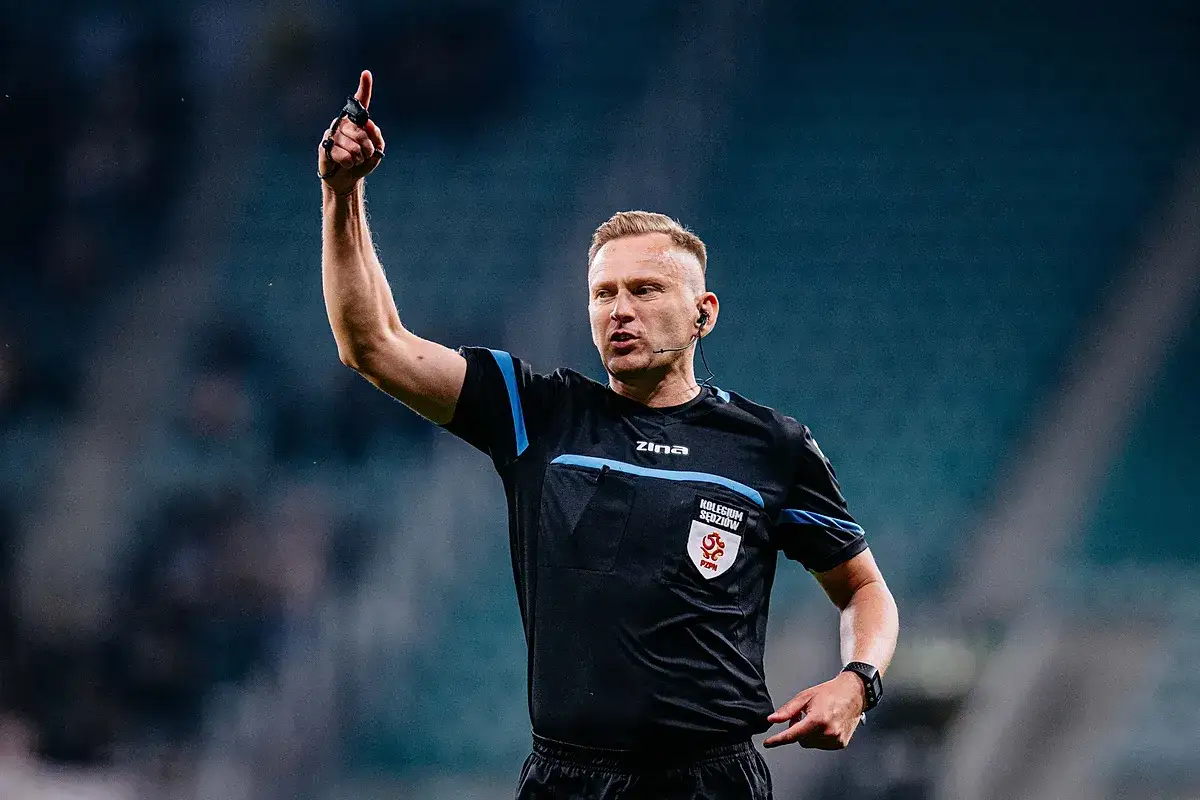 Sędzia główny Ekstraklasy podczas meczu