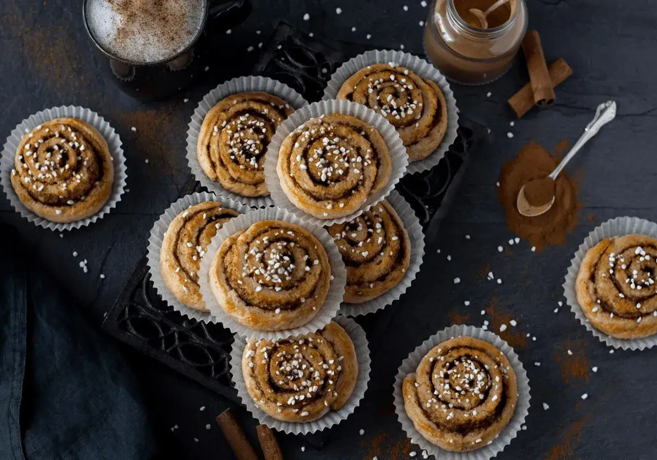 Nybakade kanelbullar, perfekta att baka glutenfritt. Strössel och kanel ger extra smak.