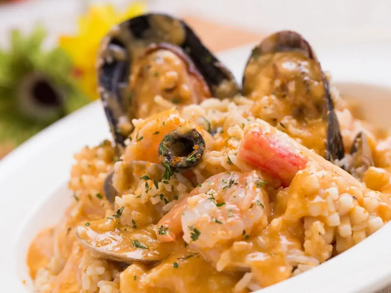 Delicioso risotto de marisco con mejillones, gambas, calamares y un toque de aceituna negra.