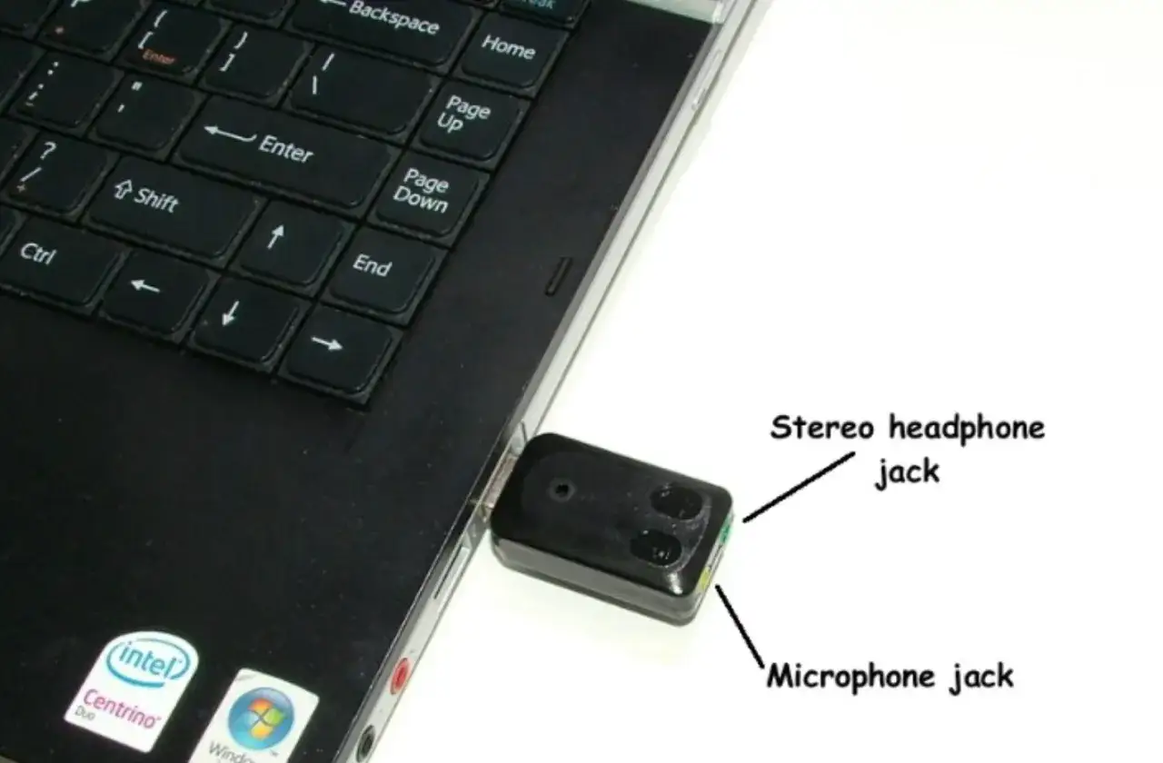 Adapter USB do laptopa z wejściem na mikrofon i słuchawki. Pokazuje, jak podłączyć mikrofon do laptopa.