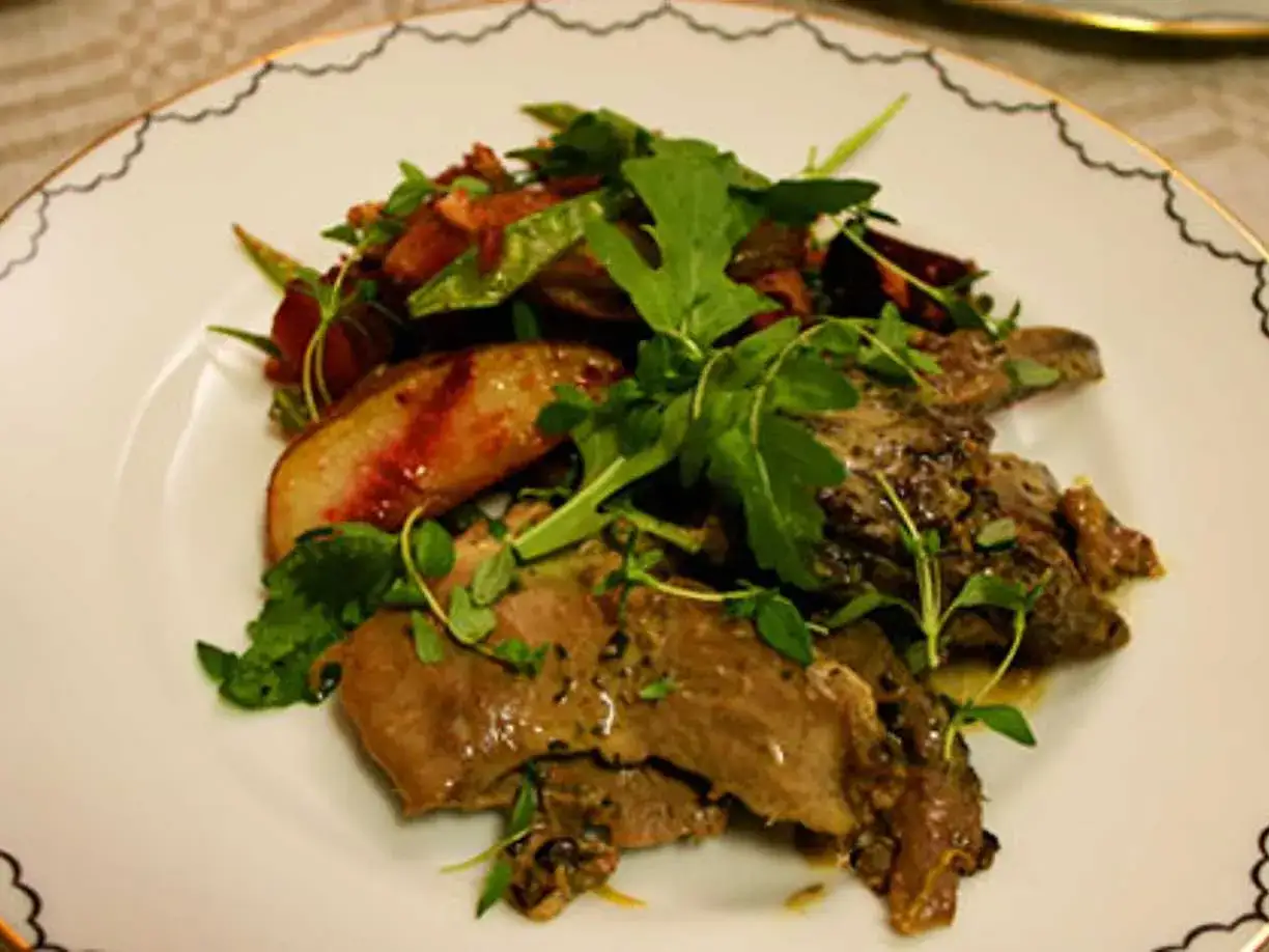 Lammstek i ugn, skivad och serverad med en sallad av rotfrukter och gr&ouml;na blad.
