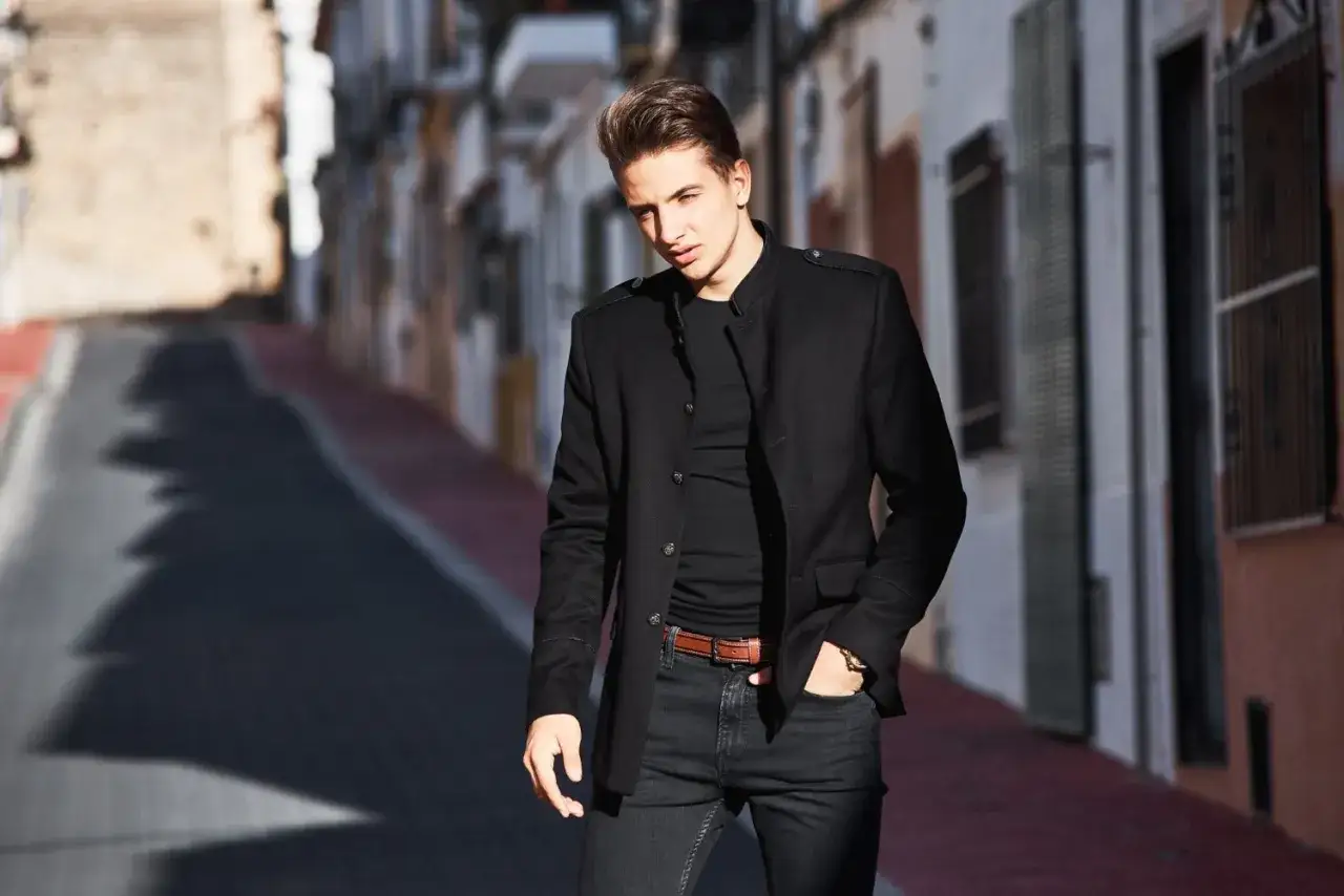 total black look mężczyzna r&oacute;żne faktury materiał&oacute;w