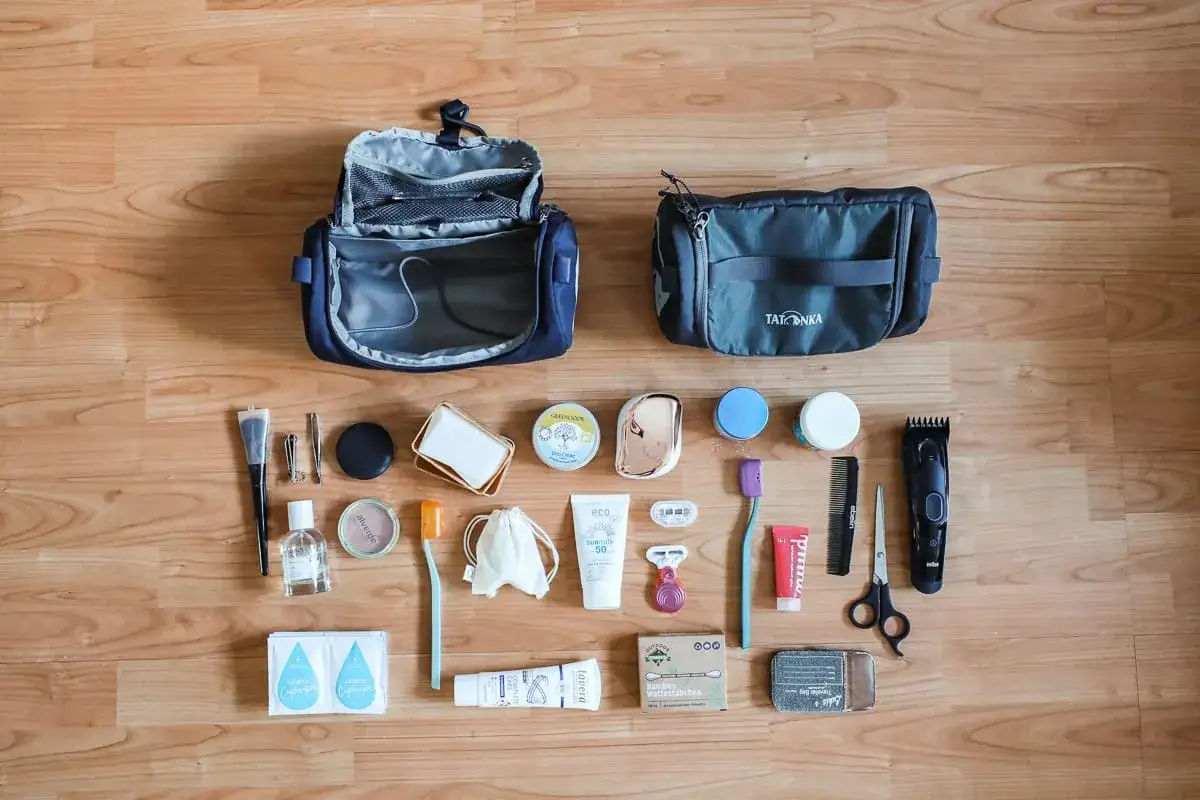 Packliste Vietnam: Kulturtasche, Zahnbürste, Sonnencreme, Rasierer, Kamm, Schere und mehr für die Reise.