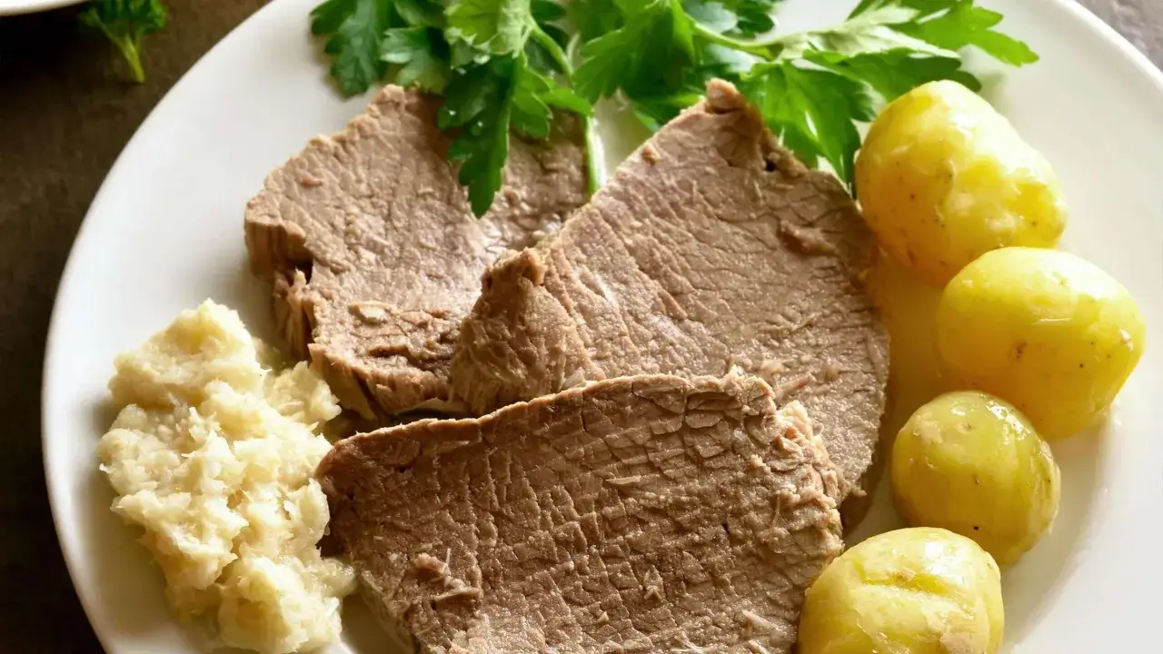 Zartes Tafelspitz-Rezept mit Salzkartoffeln und Apfelkren. Ein Klassiker der österreichischen Küche, perfekt zubereitet.