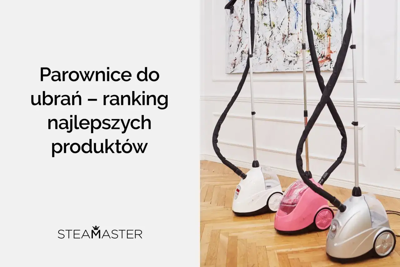 Parownice do ubrań – ranking najlepszych produktów. Trzy urządzenia Steamaster w kolorach białym, różowym i srebrnym stoją na drewnianej podłodze.