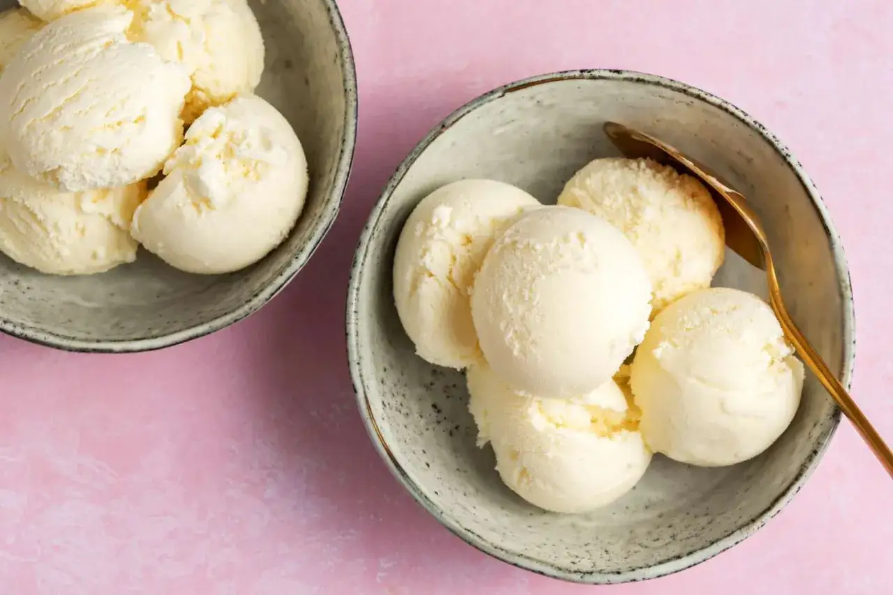 Dos tazones llenos de helado cremoso, perfecto para aprender como hacer helado casero.