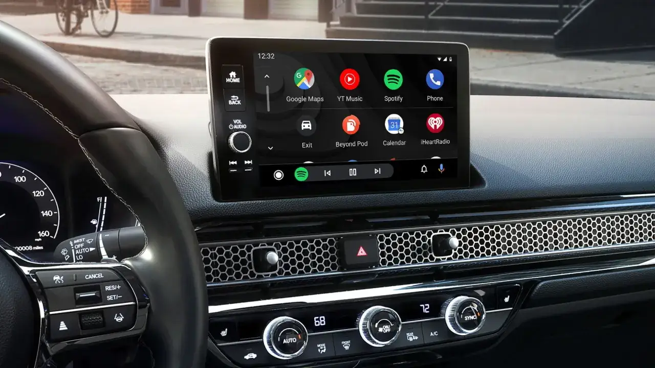 Wnętrze Hondy z ekranem systemu Honda Connect, na którym widać ikony aplikacji, np. Google Maps, Spotify, Phone.