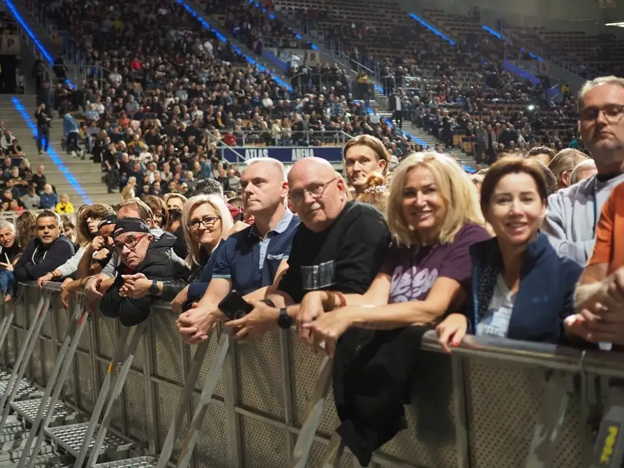 Widownia w deep purple atlas arena, ludzie czekają na koncert.