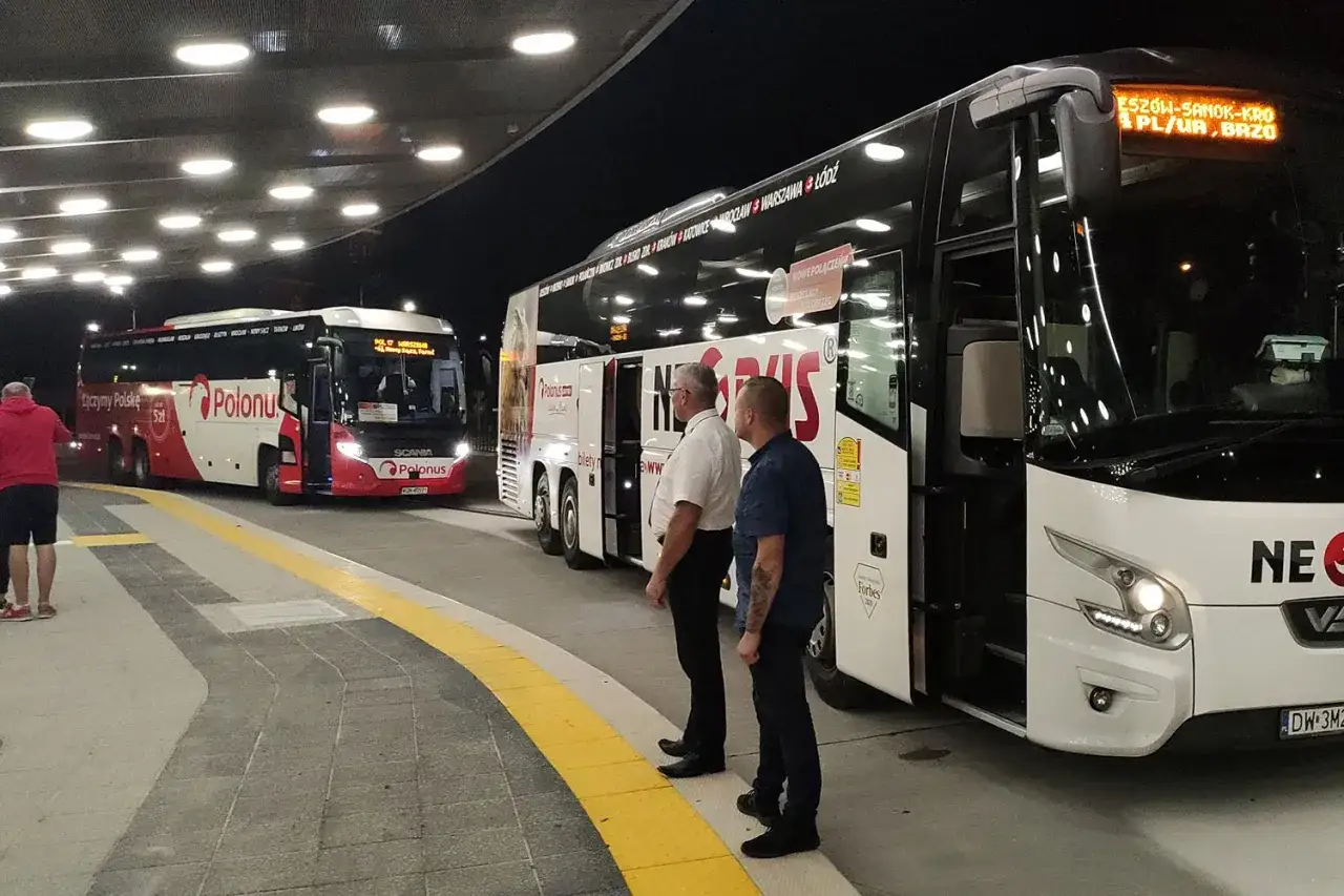 Dwa autokary, Polonus i Neo Bus, czekają na pasażerów. Busy przewozy po Polsce to popularny sposób podróżowania.
