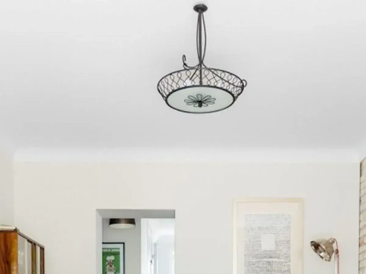 Elegancka lampa sufitowa z ozdobnym kloszem. Dowiedz się, jak przesunąć lampę sufitową bez kucia, by odmienić wnętrze.