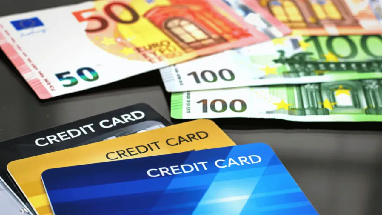 Euro banknoty i karty kredytowe. Zastanawiasz się, czy wybrać Mastercard czy Visa za granicą?