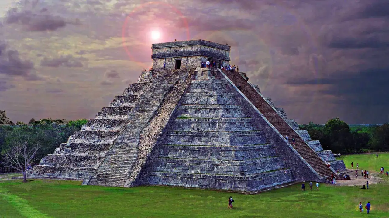 Majestatyczna piramida El Castillo w Chichen Itza, świadectwo potęgi cywilizacji Majów, wznosi się ku burzowemu niebu.