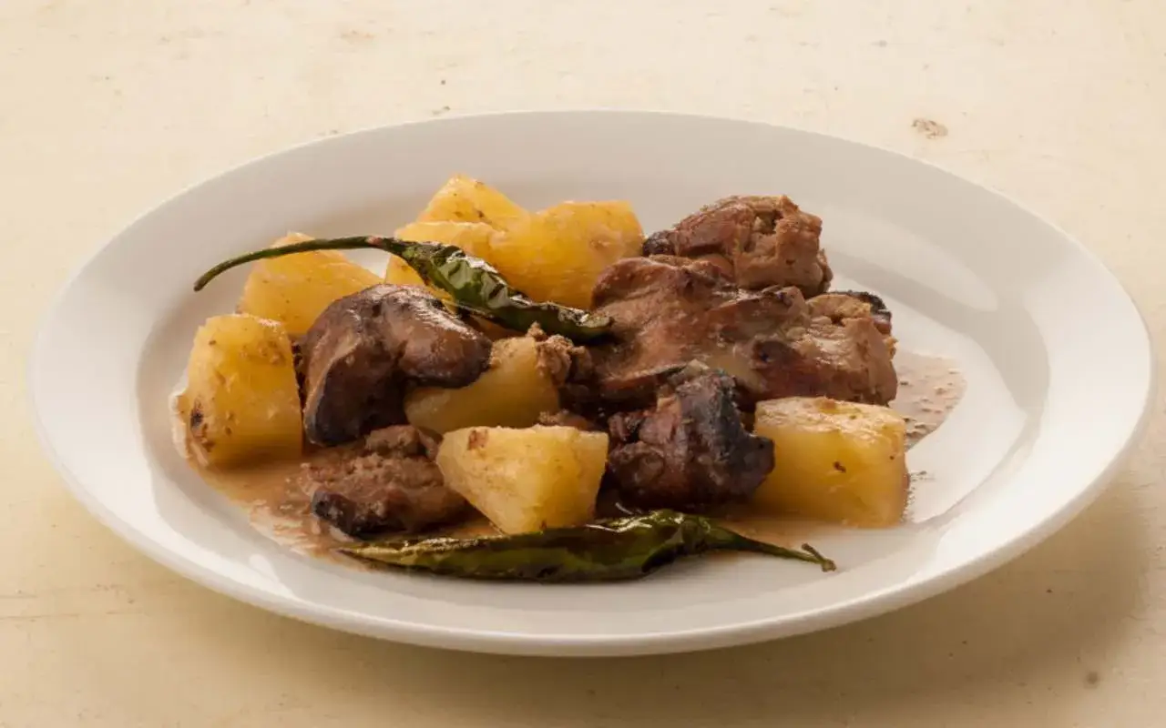 Piatto di fegatini di pollo con patate e peperoncini verdi, un classico saporito.
