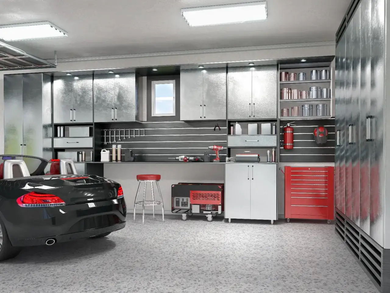 Am&eacute;nagement garage 15m2 : voiture de sport noire, armoires m&eacute;talliques, outils, g&eacute;n&eacute;rateur et tabouret rouge.