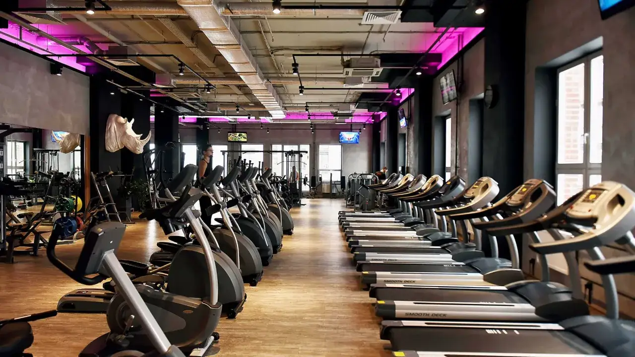 Nowoczesna siłownia z bieżniami i rowerkami. Sprawdź Medicover Sport cena i zacznij trening!