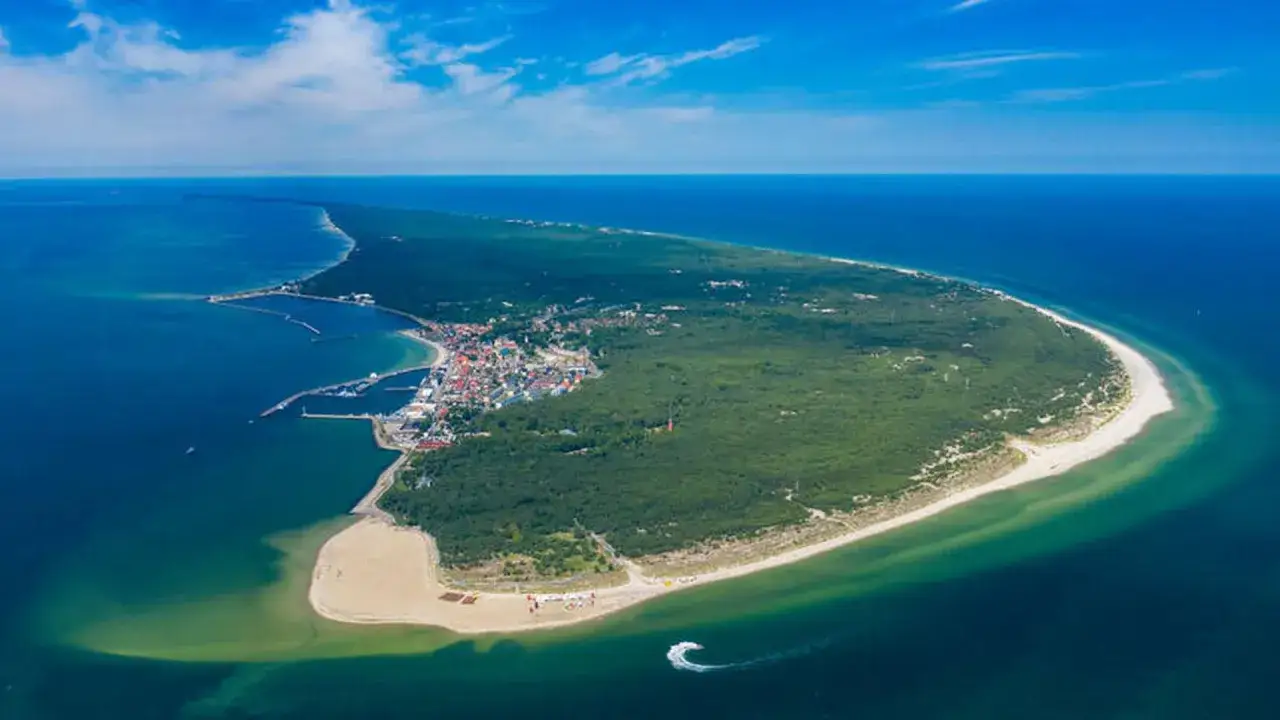 Półwysep Helski, najwęższe miejsce z widokiem na morze i lasy. W oddali widać port i plażę.